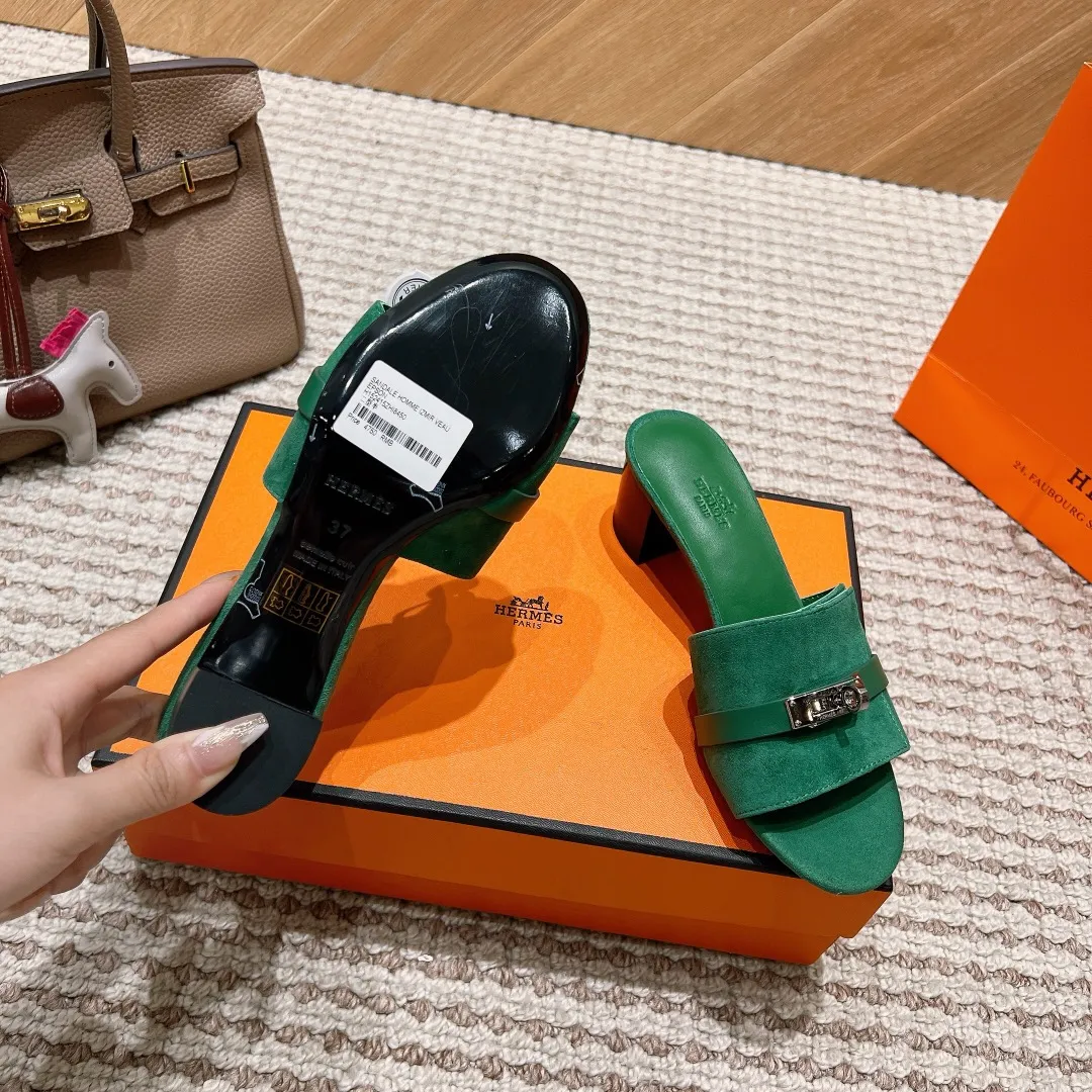 👟👟Ex-factory price 540👟👟 High version of the 2024 spring and summer new HERMES Hermès counter new style. The wedge-heeled Erjiu sandals and slippers, which have been extremely popular recently, are paired with various colorful socks. They are very trendy. Upper: cowhide. Outsole: technological imitation wood sole. Heel height: about 7cm. Size: Female 35-41 (40/41 non-refundable and non-exchangeable)